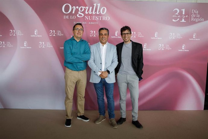 En el centro, el secretario regional de CCOO, Javier Ortega