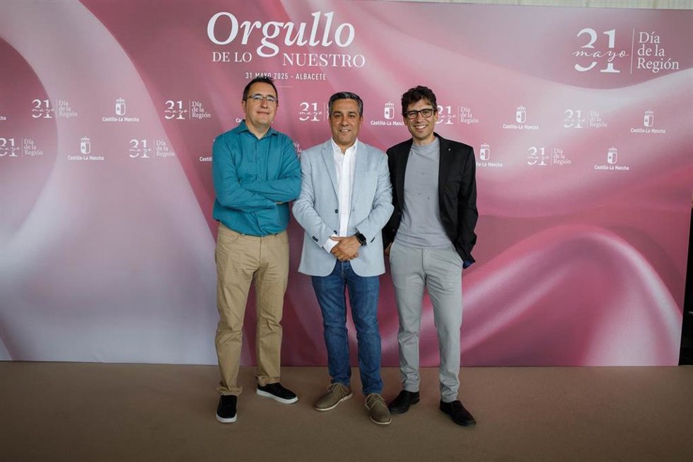 En el centro, el secretario regional de CCOO, Javier Ortega