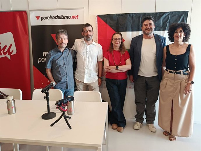 El coordinador de IU Aragón, Álvaro Sanz, segundo por la izquierda, este sábado en el acto 'Militarismo, reacción y aranceles'