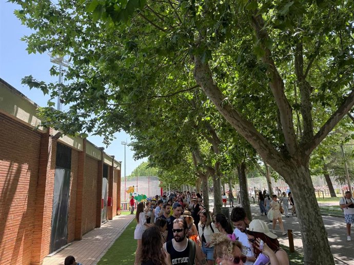 Bañistas esperan para poder acceder a la piscina Puerta de Hierrro en Madrid