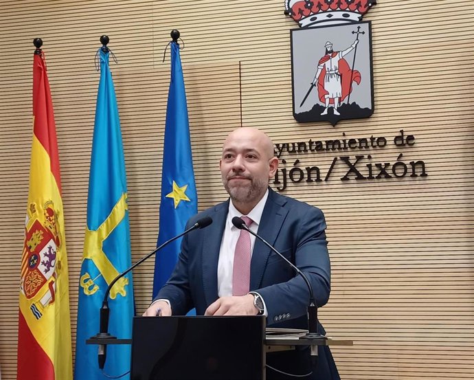 Archivo - El vocal de la Junta Local del PP de Gijón, y a su vez concejal de Medio Ambiente y Sostenibilidad del Ayuntamiento de Gijón, Rodrigo Pintueles (PP), en rueda de prensa en el Consistorio gijonés.