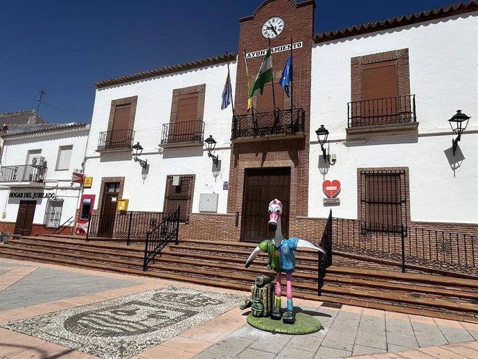 Flamenco instalados a las puertas del Ayuntamiento, con el logo de Pueblos Mágicos de España.