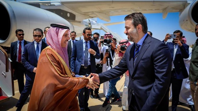 El ministro sirio de Exteriores, Asaad al Shaibani (D), recibe a su homólogo saudí, Faisal bin Farhan, en Damasco 