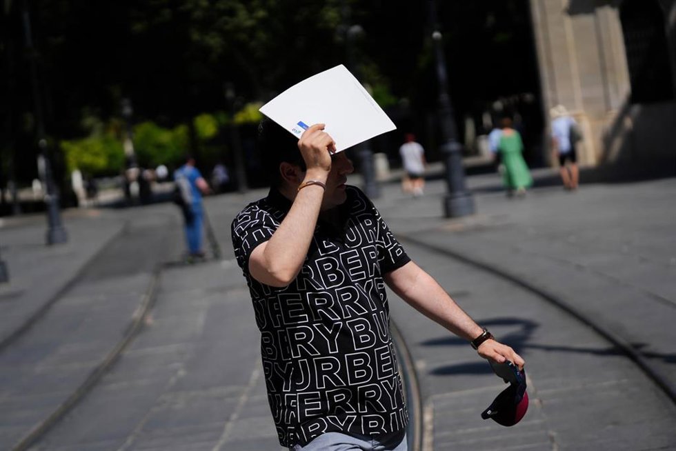 Un hombre se protege del sol con una carpeta. A 28 de mayo de 2025, en Sevilla (Andalucía, España).La Agencia Estatal de Meteorología (Aemet) ha activado para este miércoles el aviso amarillo por calor en diversas zonas de Córdoba, Jaén y Sevilla, donde