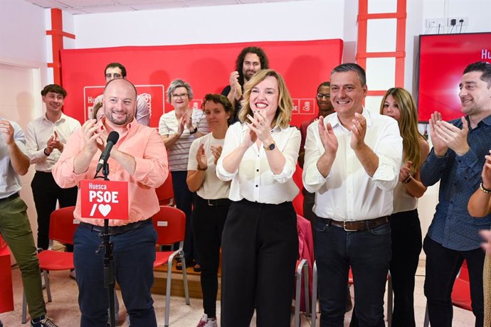 Carlos Dueso, Pilar Alegría e Fernando Sabés na assembleia do PSOE realizada neste sábado em Monzón.