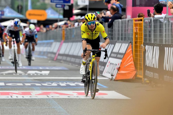 Simon Yates, da Equipe Visma, aluga uma bicicleta durante o Giro d'Italia 2025, Tour da Itália, Etapa 17, San Michele all'Adige - Bormio (155 Km) em 28 de maio de 2025 em Bormio, Itália - Foto Davide Vaninetti / LiveMedia / DPPI