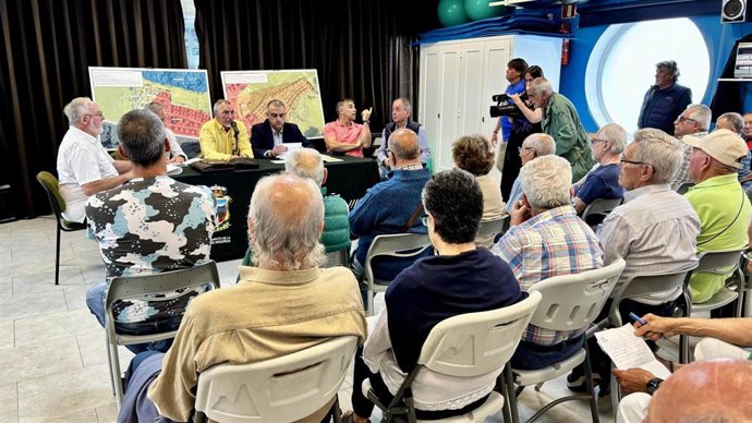 Reunión del consejero y el alcalde con los afectados por las sentencias de derribos en Argoños