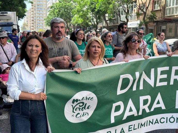 La secretaria de Ciencia de la Ejecutiva regional y diputada en el Congreso, Isabel Moreno, en la manifestación de Marea Verde en Cádiz.