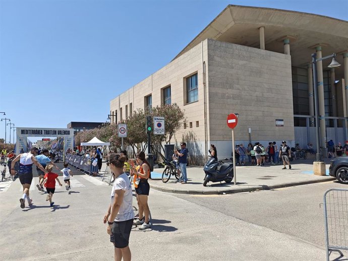 Meta dea Triatlon de València junto al IES Isabel de Villena, donde se celebraban a la vez oposiciones
