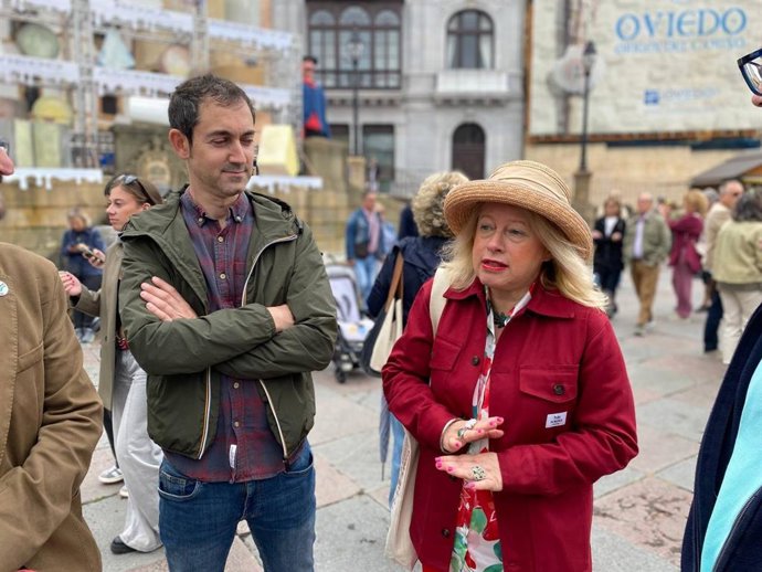 Diego Ruiz de la Peña, coordinador autonómico de Podemos Asturies, y Belén Suárez Prieto, portavoz de Podemos Uviéu.