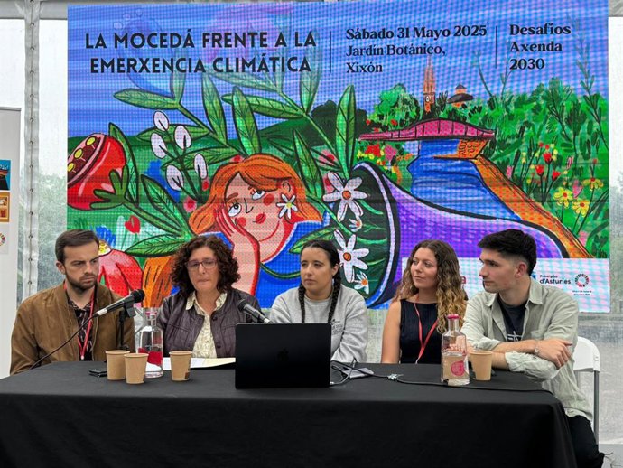 La viceconsejera de Derechos Ciudadanos, Beatriz González Prieto, ha inaugurado hoy las jornadas Desafíos de lAxenda 2030: la mocedá frente a la emerxencia climática, organizadas por la Dirección General de Agenda 2030, con su responsable, Juan Ponte.