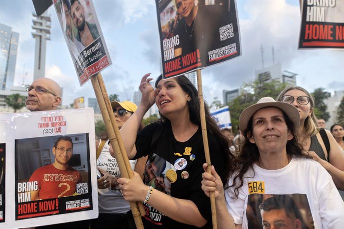 12 de maio de 2025, Tel Aviv, Israel: Uma mulher chora ao ver o refém Idan Alexander ser entregue à Cruz Vermelha após ser libertado do cativeiro do Hamas. O refém israelense-americano Edan Alexander retorna a Israel. Dezenas de milhares de pessoas compar