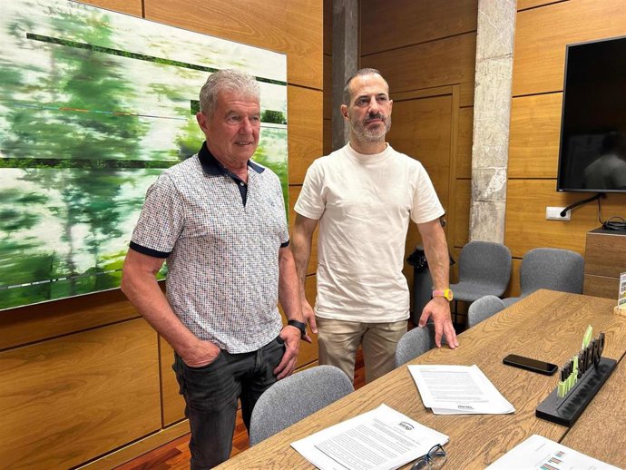 El alcalde de Siero, Ángel García, y el concejal de Hacienda, Raimundo Díaz