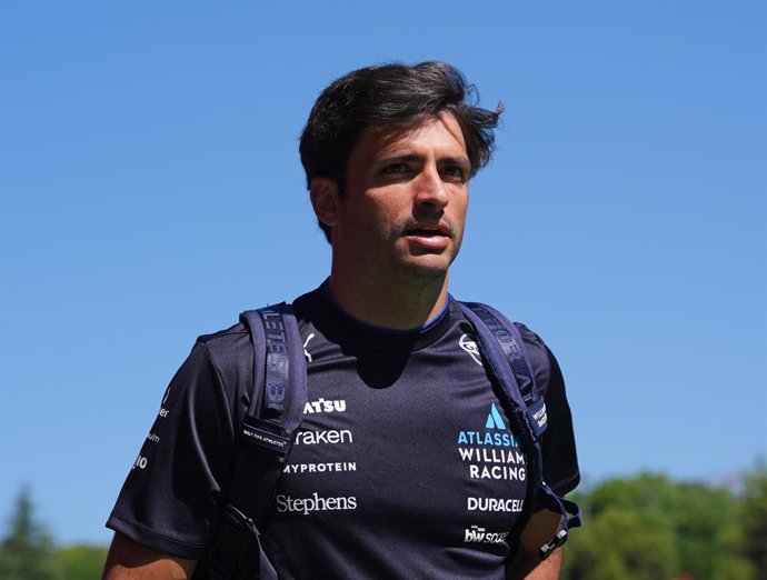 30 May 2025, Spain, Barcelona: Williams' Carlos Sainz arrives at the Circuit de Barcelona-Catalunya, Spain. Photo: Bradley Collyer/PA Wire/dpa