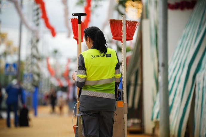 Una trabajadora del Lipasam en el Real de la Feria de Sevilla este 2025. 
