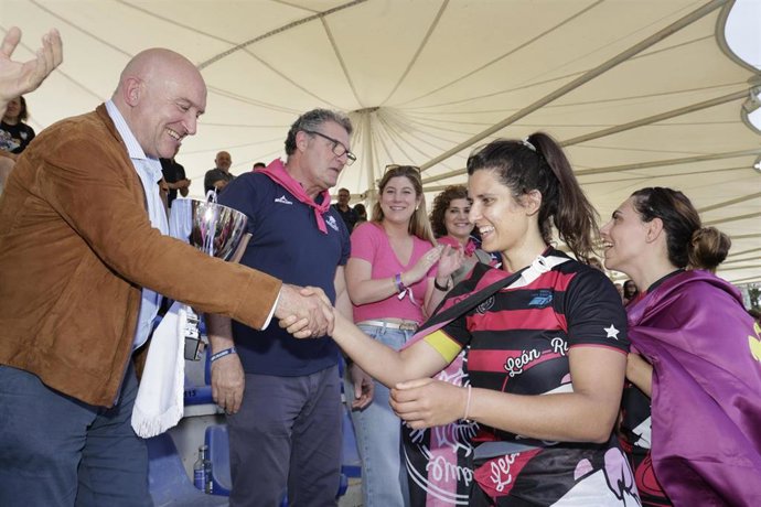 El alcalde de Valladolid, Jesús Julio Carnero, junto a la concejala de Deportes, Mayte Martínez, ha entregado hoy el premio a las ganadoras dde IV Mater Series de Rugby en Pepe Rojo