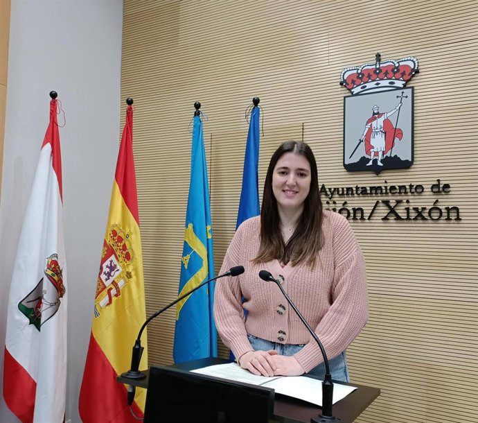 La portavoz de Podemos en el Ayuntamiento de Gijón, Olaya Suárez, en rueda de prensa en el Consistorio gijonés.