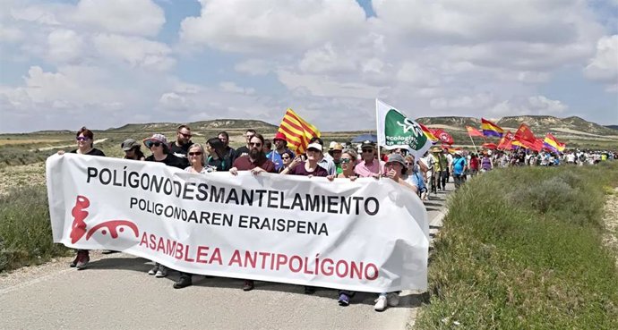 Archivo - Marcha por el desmantelamiento del polígono de tiro de las Bardenas en imagen de archivo 
