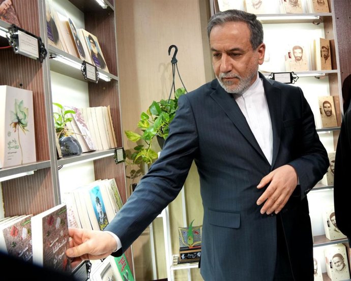 15 de maio de 2025, Teerã, Irã: O Ministro das Relações Exteriores do Irã, ABBAS ARAGHCHI, visita a 36ª Feira Internacional do Livro de Teerã.