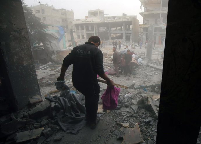 12 de maio de 2025, Jabalia, Faixa de Gaza, Território Palestino: Palestinos inspecionam os escombros de uma escola após o bombardeio israelense na noite passada em Jabalia, no norte da Faixa de Gaza.