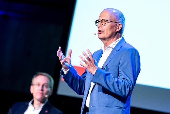 31 May 2025, Hamburg: Peter Tschentscher, Hamburg's first mayor, speaks during the presentation of Hamburg's Olympic bid concept. Next year, the DOSB will decide which city or region will bid for the Olympic Games. Photo: Daniel Bockwoldt/dpa