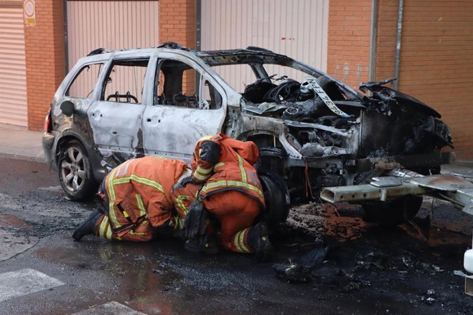 Un incendio calcina un vehículo donde viajaban una mujer y su hijo, que lograron salir a tiempo