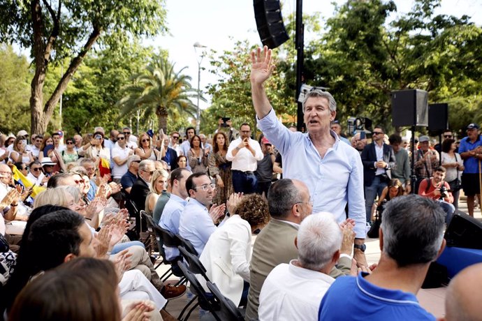Feijóo en arribar a l'acte