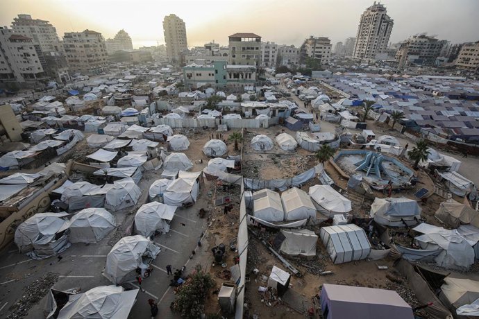13 de maio de 2025, Cidade de Gaza, Faixa de Gaza, Território Palestino: Barracas para palestinos deslocados do norte da Faixa de Gaza e do leste da Cidade de Gaza são montadas na Praça Al-Katiba, a oeste da Cidade de Gaza. Um ataque aéreo israelense mato