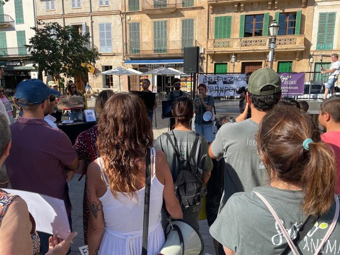 Unas 80 personas se concentran en Llucmajor para exigir el cierre de la granja denunciada