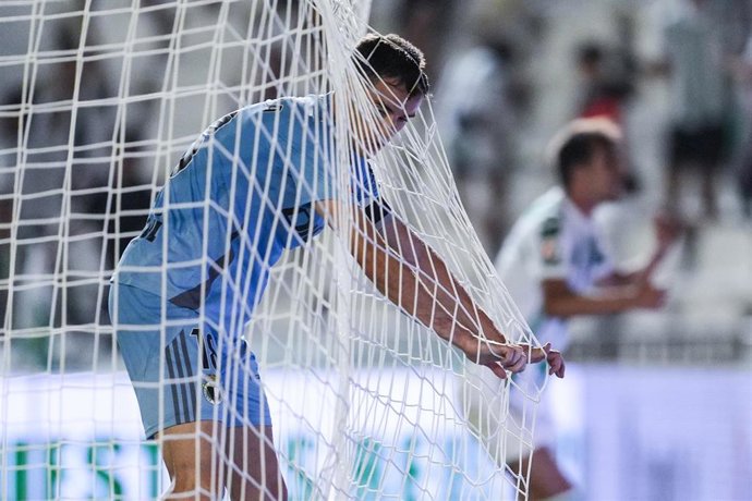 Archivo - El Burgos malgasta su renta en La Rosaleda y el Sporting vence en A Malata.