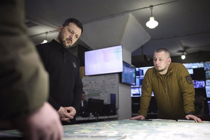 Archivo - April 3, 2025, Sumy, Sumy Oblast, Ukraine: Ukrainian President Volodymyr Zelenskyy, left, is briefed on the combat situation by the 82nd Air Assault Brigade Commander Volodymyr Hutsul, right, during a visit to the frontlines in the Kursk region,