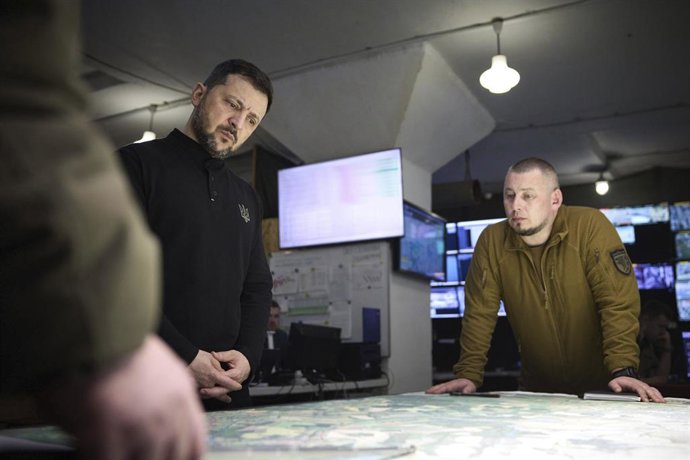 Archivo - Arquivo - 3 de abril de 2025, Sumy, Sumy Oblast, Ucrânia: O presidente ucraniano Volodymyr Zelenskyy, à esquerda, é informado sobre a situação de combate pelo comandante da 82ª Brigada de Assalto Aéreo, Volodymyr Hutsul, à direita, durante uma v