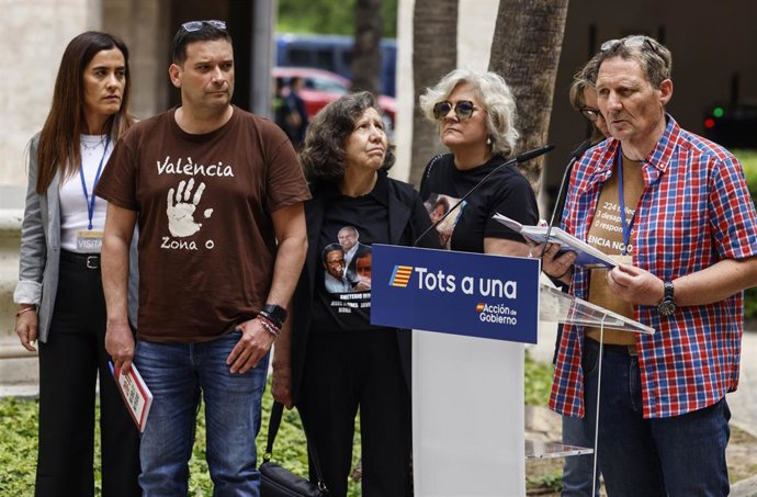 El presidente de la Asociación Damnificados por la DANA de L'Horta Sud, Christian Lasaec (d)