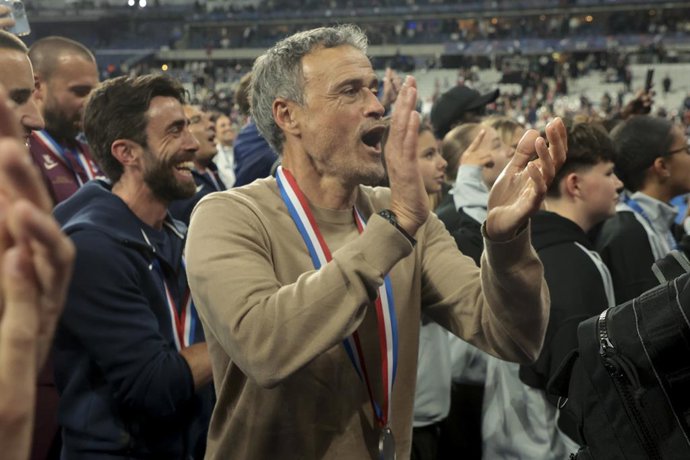O técnico do PSG, Luis Enrique, comemora a vitória após a partida de futebol da final da Copa da França entre o Paris Saint-Germain (PSG) e o Stade de Reims em 24 de maio de 2025 no Stade de France em Saint-Denis, perto de Paris, França - Foto Jean Catuff