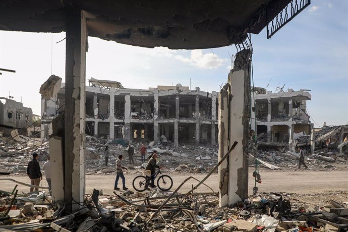 Archivo - GAZA, Jan. 20, 2025  -- This photo taken on Jan. 19, 2025 shows damaged houses after Israeli airstrikes at Abu Yousef Al-Najjar Hospital in the southern Gaza Strip city of Rafah. A tense ceasefire agreement between Israel and Hamas took effect o