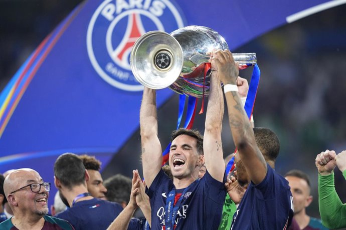 Fabian Ruiz, do Paris Saint-Germain, comemora com o troféu durante a final da Liga dos Campeões da UEFA 2025 entre Paris Saint-Germain e FC Internazionale Milano na Munich Football Arena em 31 de maio de 2025 em Munique, Alemanha.