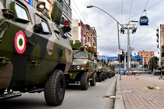 Archivo - 20 de março de 2020, El Alto, La Paz, Bolívia: Patrulhas de veículos blindados do exército boliviano na cidade de El Alto, onde parte dos comerciantes que ali trabalham tentam resistir ao confinamento. Até mesmo algumas autoridades parlamentares