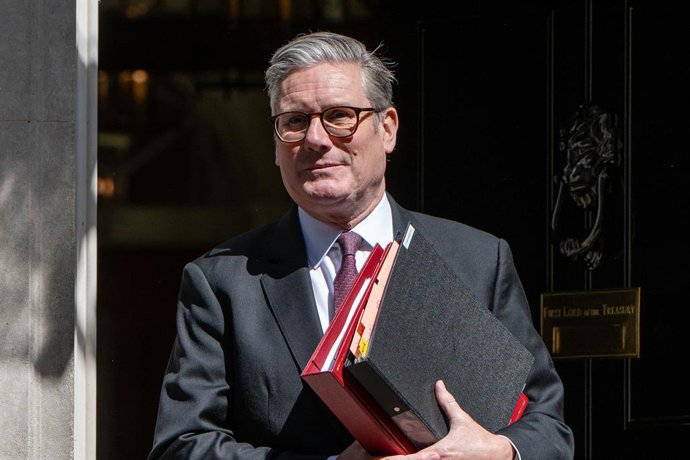 14 de maio de 2025, Londres, Inglaterra, Reino Unido: O primeiro-ministro britânico KEIR STARMER deixa o 10 Downing Street para as perguntas do primeiro-ministro na Câmara dos Comuns em Londres.