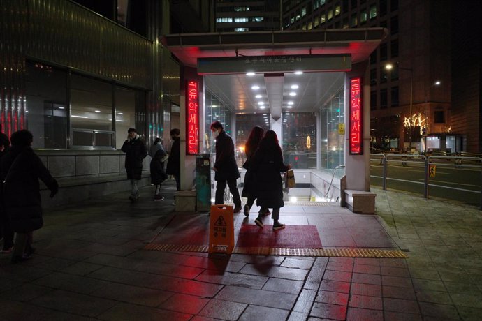 Archivo - December 27, 2022, Seoul, Korea: An entrance to an underground mall shopping center and subway station near City Hall in Seoul, which also doubles as an air raid shelter...The Seoul Metropolitan Subway, or ìœì ë”íë¡œ (Seoul Metro) in Korea