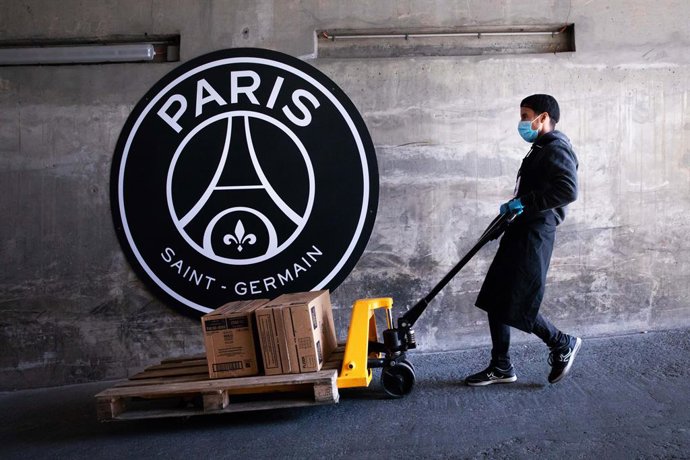 Archivo - PARIS, 19 de abril de 2020 -- Um voluntário entrega comida aos food trucks no estádio Parc des Princes em Paris, França, em 15 de abril de 2020. O Paris Saint-Germain Football Club fornece até 1.200 refeições gratuitas por dia para profissionais