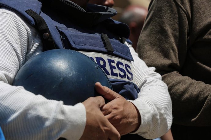 4 de maio de 2025, Cidade de Gaza, Faixa de Gaza, Território Palestino: Jornalistas palestinos, segurando cartazes, se reúnem em uma manifestação para chamar a atenção para os jornalistas que perderam a vida em ataques israelenses, durante o World Press F