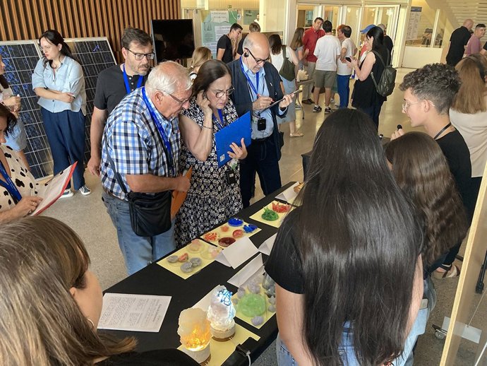Miembros del jurado durante la evaluación del proyecto.