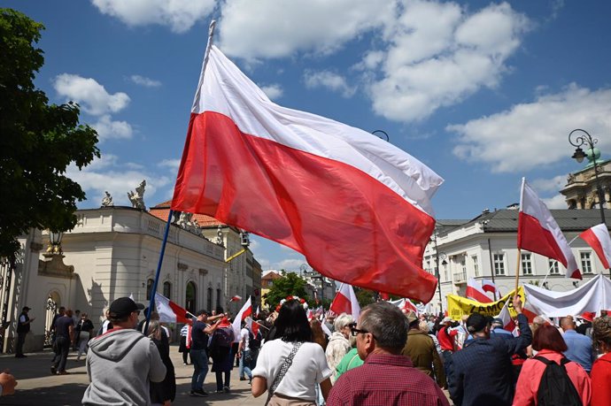 May 25, 2025, Warsaw, Kyiv, Poland: Leading into the election, Polish citizens turn out to listen to candidates speak. Tens of thousands of Polish citizens walked through the city center on May 25th,