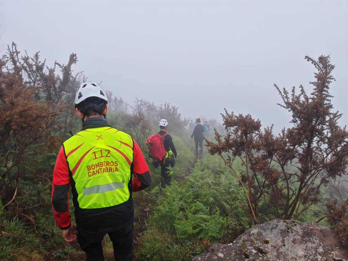 Rescatados cuatro senderistas perdidos en la Peña del Moro en Los Corrales