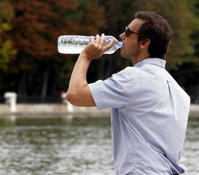 Archivo - Un hombre se refresca por el calor. Imagen de archivo