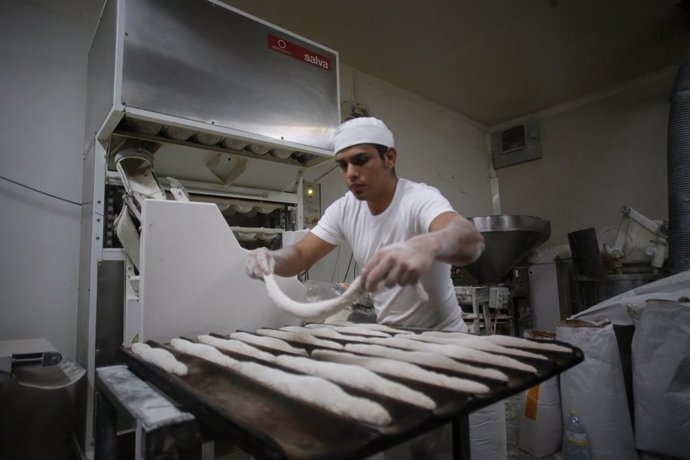 Archivo - Un trabajador prepara barras de pan en el obrador de la Panaderia Migas, a 28 de octubre de 2022, en Lugo, Galicia (España). El incremento de los precios de la energía y el combustible unido al de las materias primas por la escasez de suministro