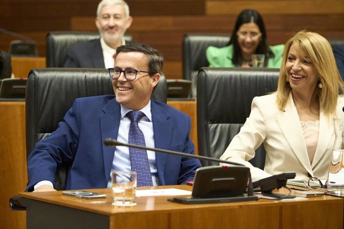 O secretário-geral do PSOE da Extremadura, Miguel Ángel Gallardo, e a porta-voz do PSOE da Extremadura, Piedad Álvarez Cortés, durante uma sessão plenária ordinária da Assembleia da Extremadura, em 29 de maio de 2025, em Mérida, Badajoz, Extremadura (Espa