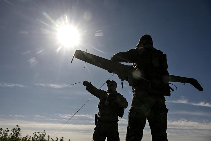 Militares ucranianos con drones de reconocimiento