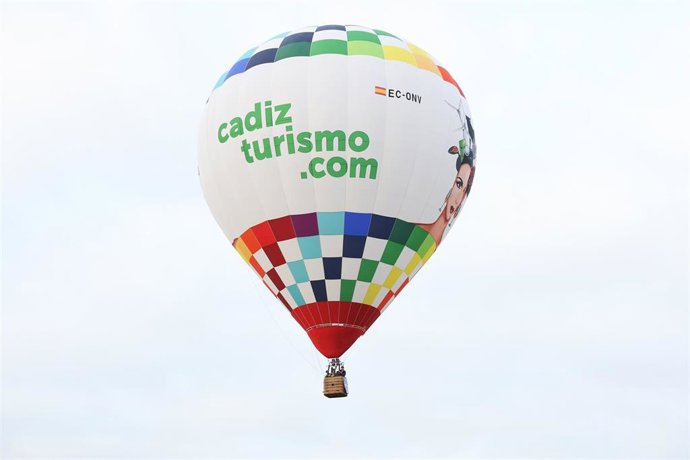 El globo del Patronato Provincial de Turismo con la imagen de la Gitana por los cielos de la Sierra de Cádiz, a 7 de mayo de 2025, en Cádiz (Andalucía, España). 