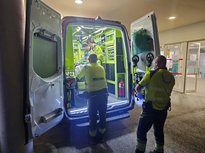 Equipo del Samur atiende a un motorista